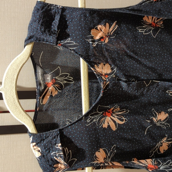 Banana Republic Sleeveless Blouse Navy - Picture 2 of 4